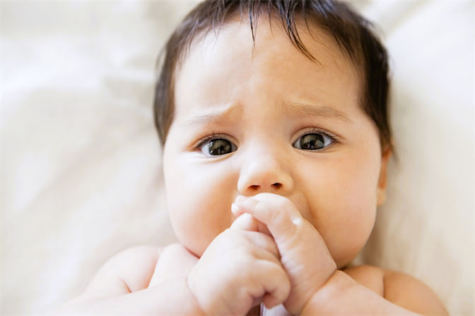 赤ちゃんの人見知りはいつから しない子もいるって本当 困った時の対処法と先輩ママ体験談も 専門家監修 Baby Mo ベビモ